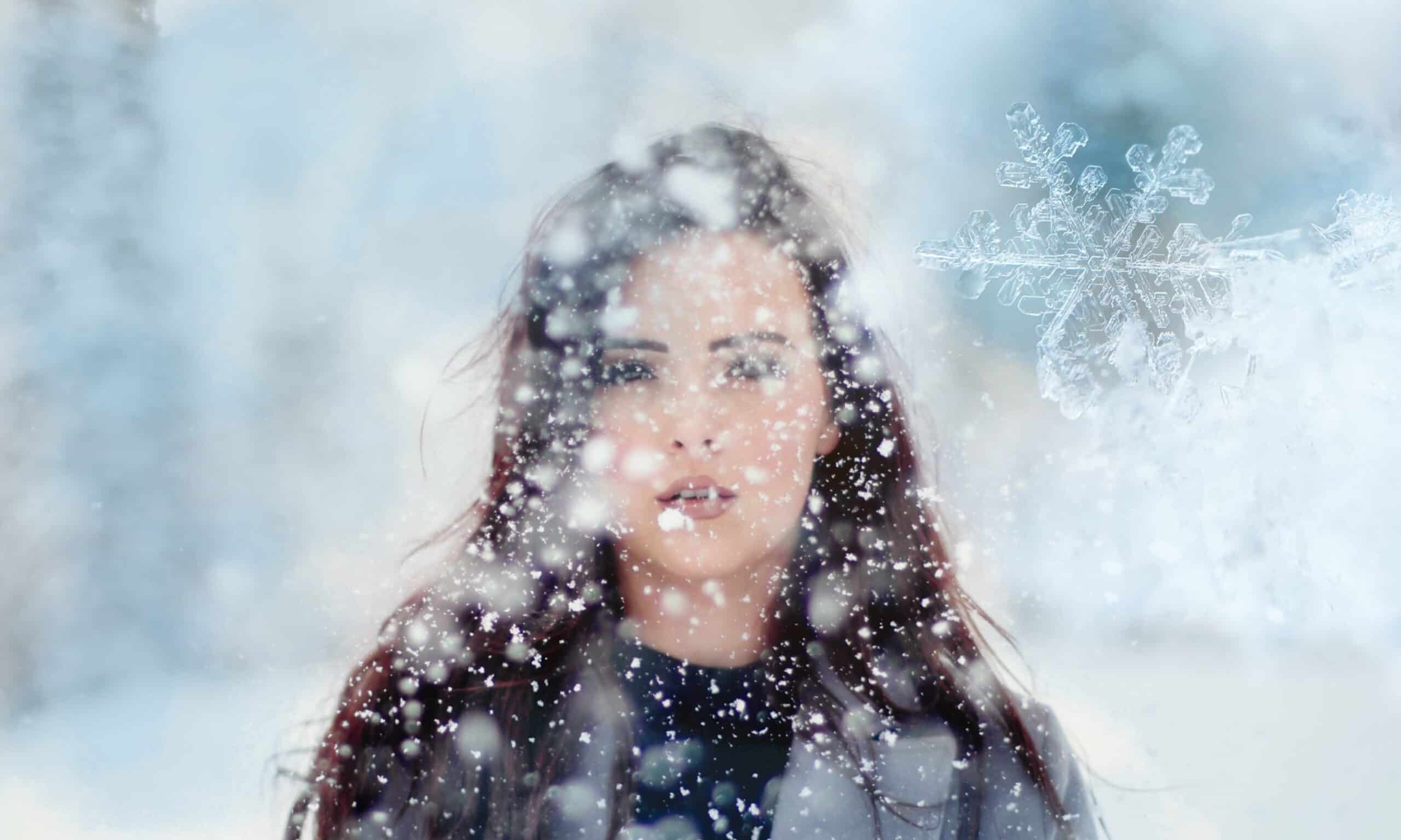 Eine schöne Frau im Schnee - ganzheitliche Pflege für die Haut im Winter - Claresco Cosmetic