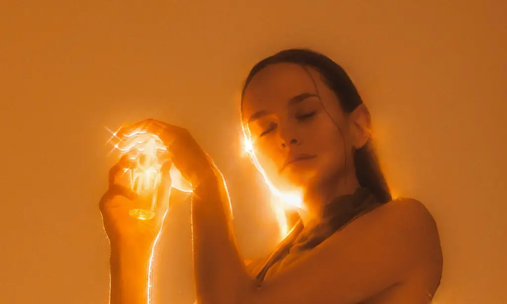 Schöne Frau im durchfluteten Sonnenlicht mit Naturkosmetik von Pharmos Natur in der Hand - bei Claresco Cosmetic in Reichenbach