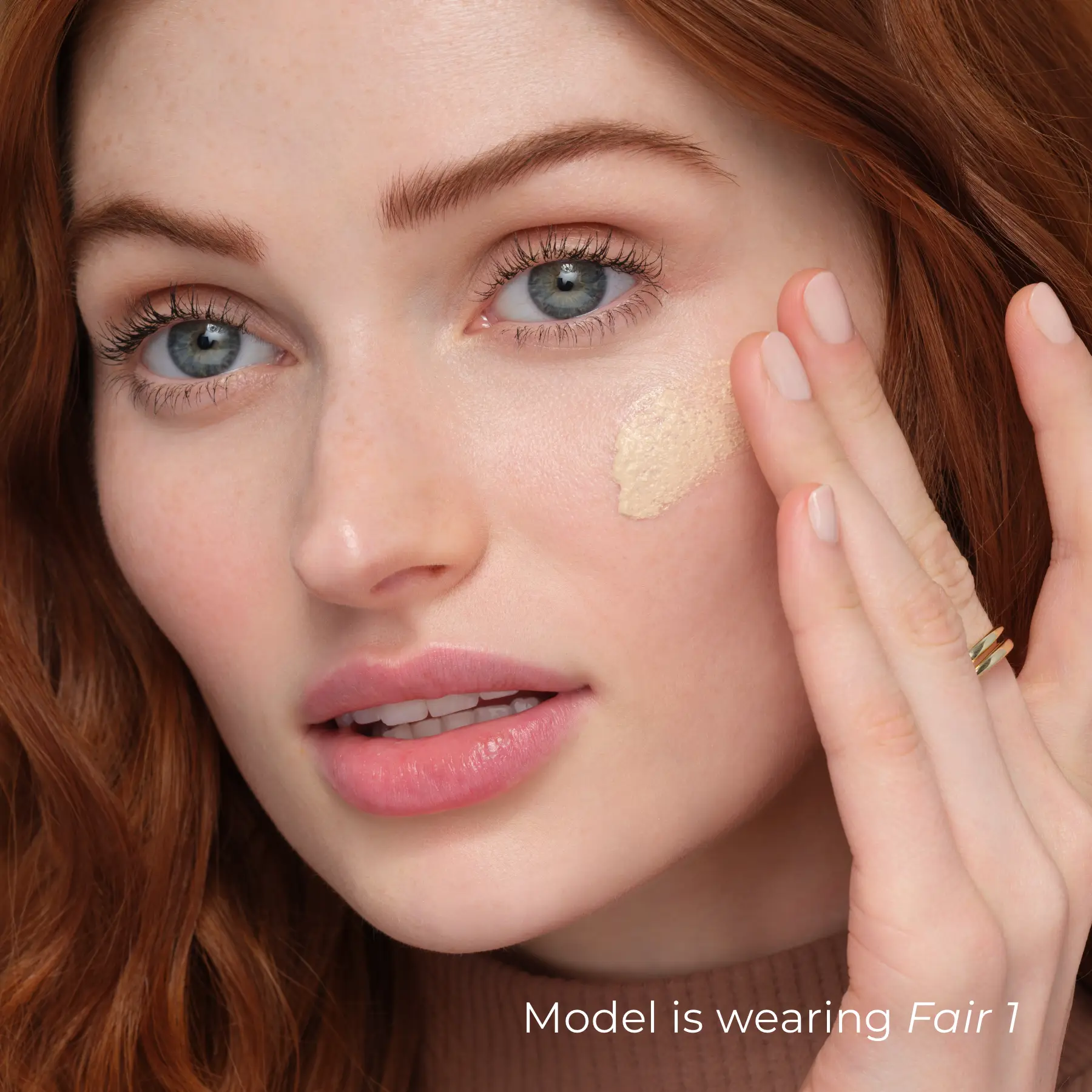 Ein Model trägt Hydro Pure Tinted Serum in der Farbe Fair von Jane Iredale auf die Wange auf - Claresco Cosmetic Shopp
