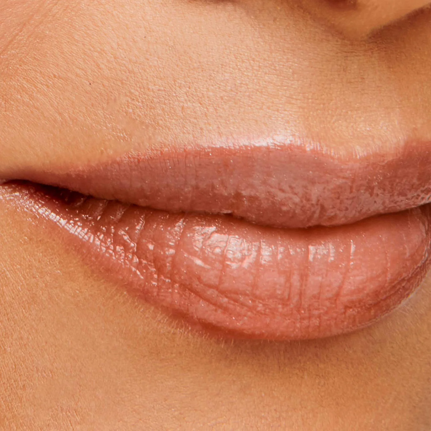 Lippen mit HydroPure Hyaluronic Lip Gloss - Sangria - von Jane Iredale Mineral Make Up - bei Claresco Cosmetic online kaufen!
