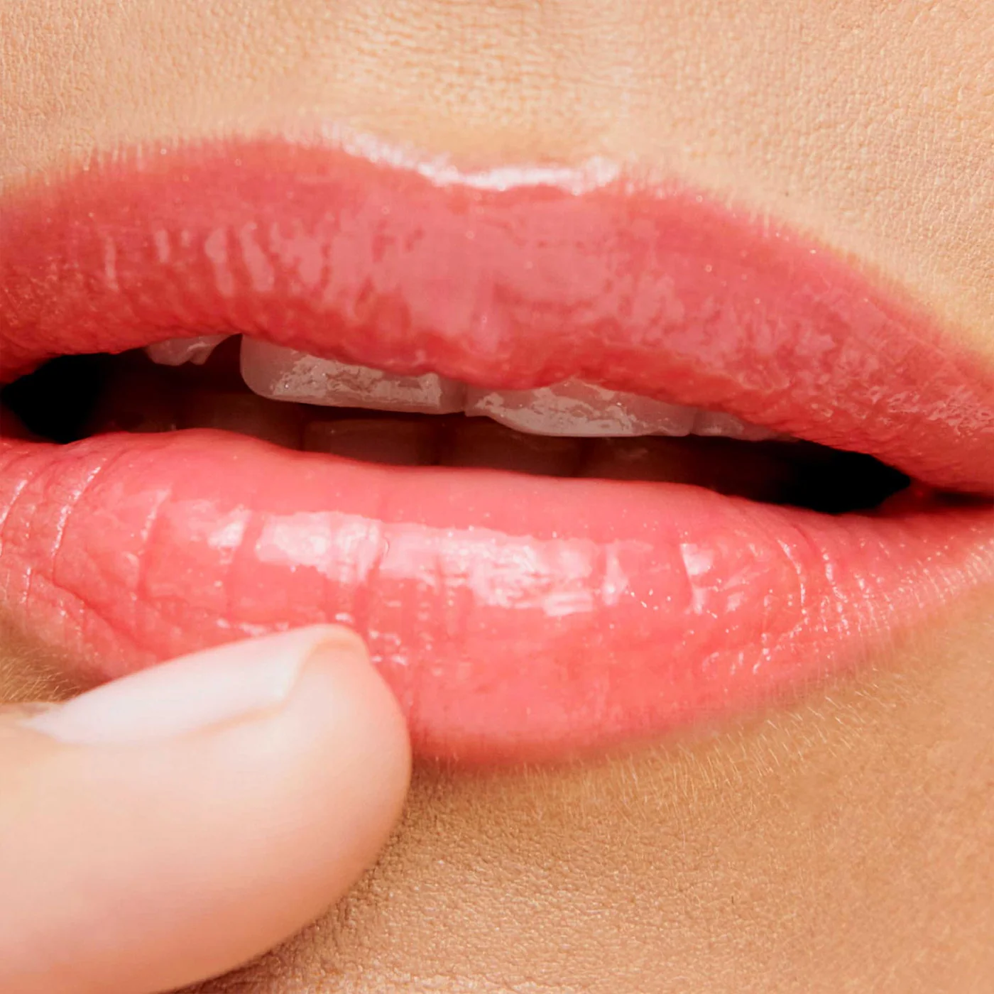 Lippen mit HydroPure Hyaluronic Lip Gloss - Spiced Peach - von Jane Iredale Mineral Make Up - bei Claresco Cosmetic online kaufen!