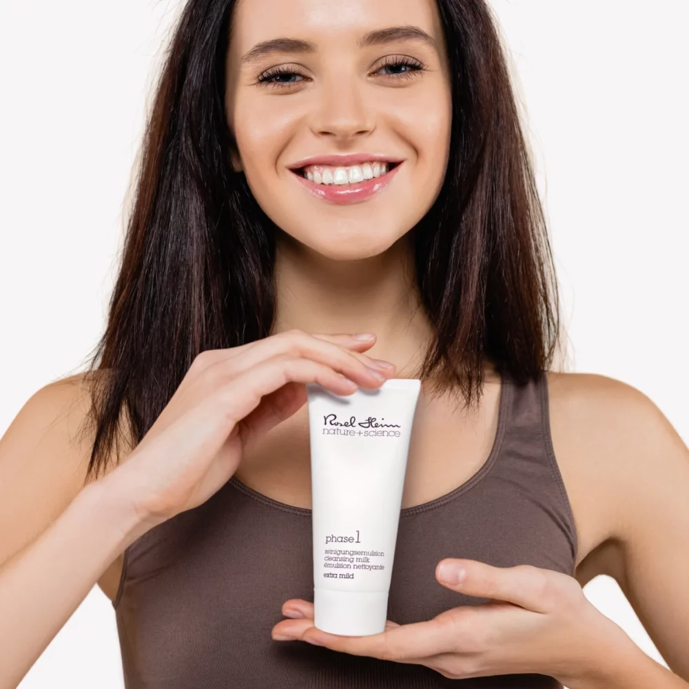 Junge Frau hat Phase1 extra mild von Rosel Heim in der Hand - Beratung bei Claresco Cosmetic