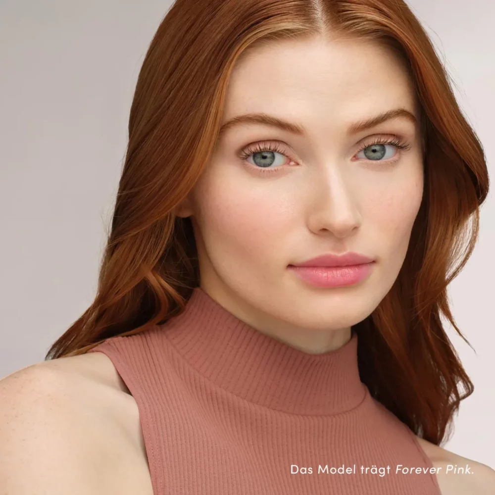 Ein Model trägt Jane Iredale Just Kissed Lip & Cheek Stain Farbe Forever Pink - Lippenstift bei Claresco Cosmetic kaufen