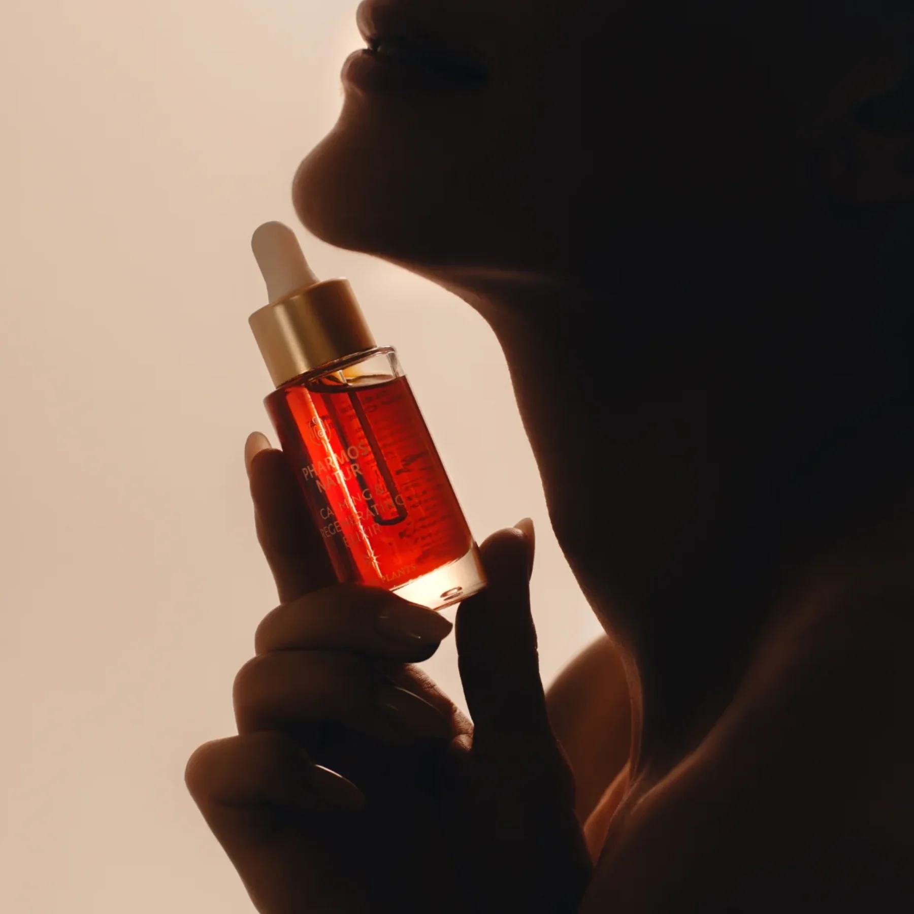 Calming & Regenerating Elixir in der Hand