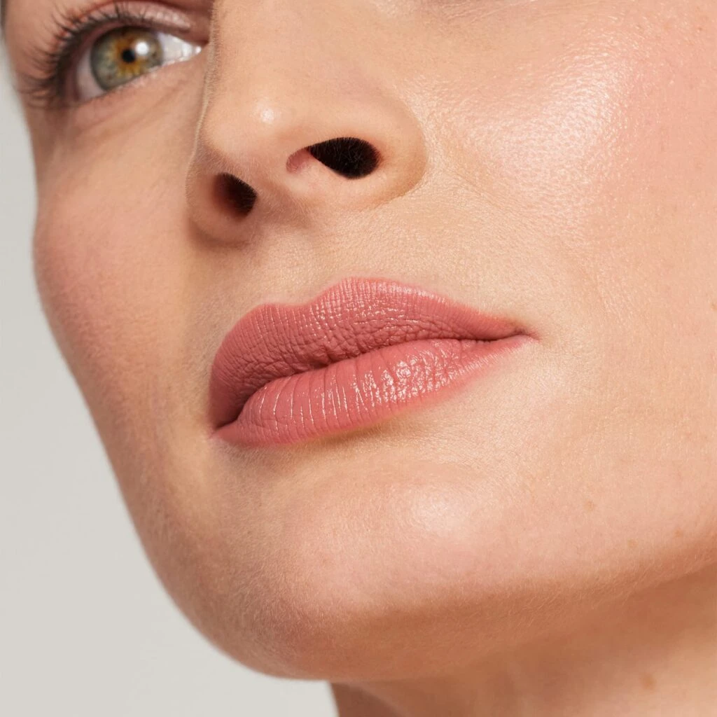 Schöne Lippen mit dem ColorLuxe Lippenstift von janeiredale in der Farbe Bellini - bei Claresco Cosmetic kaufen