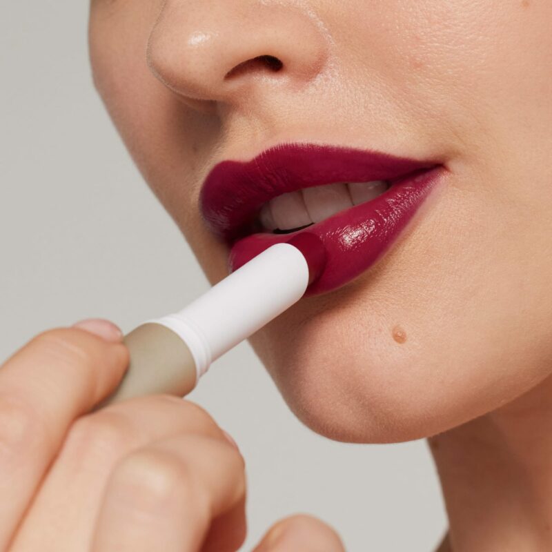 Schöne Lippen mit dem ColorLuxe Lippenstift von janeiredale in der Farbe Bordeaux - bei Claresco Cosmetic kaufen