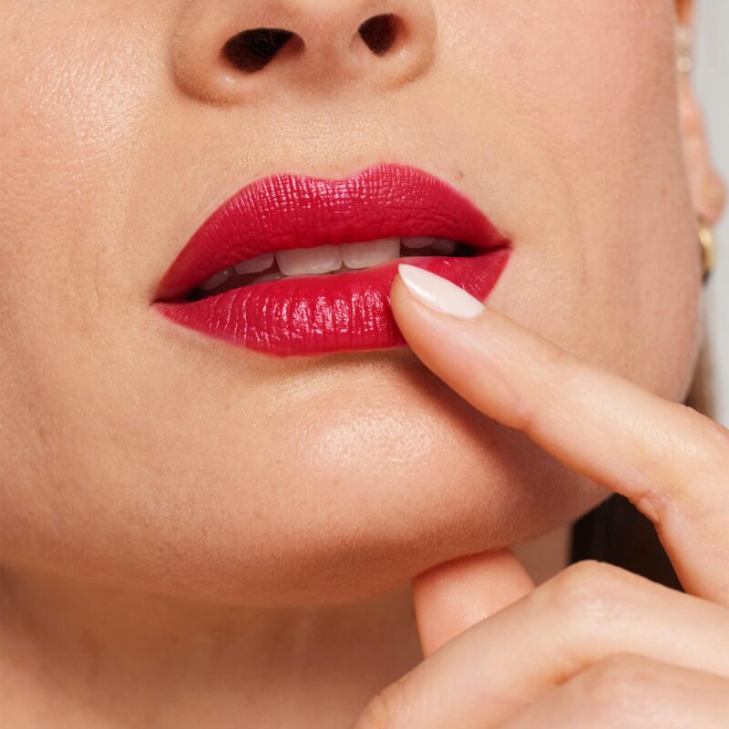 Schöne Lippen mit dem ColorLuxe Lippenstift von janeiredale in der Farbe Candy Apple - bei Claresco Cosmetic kaufen