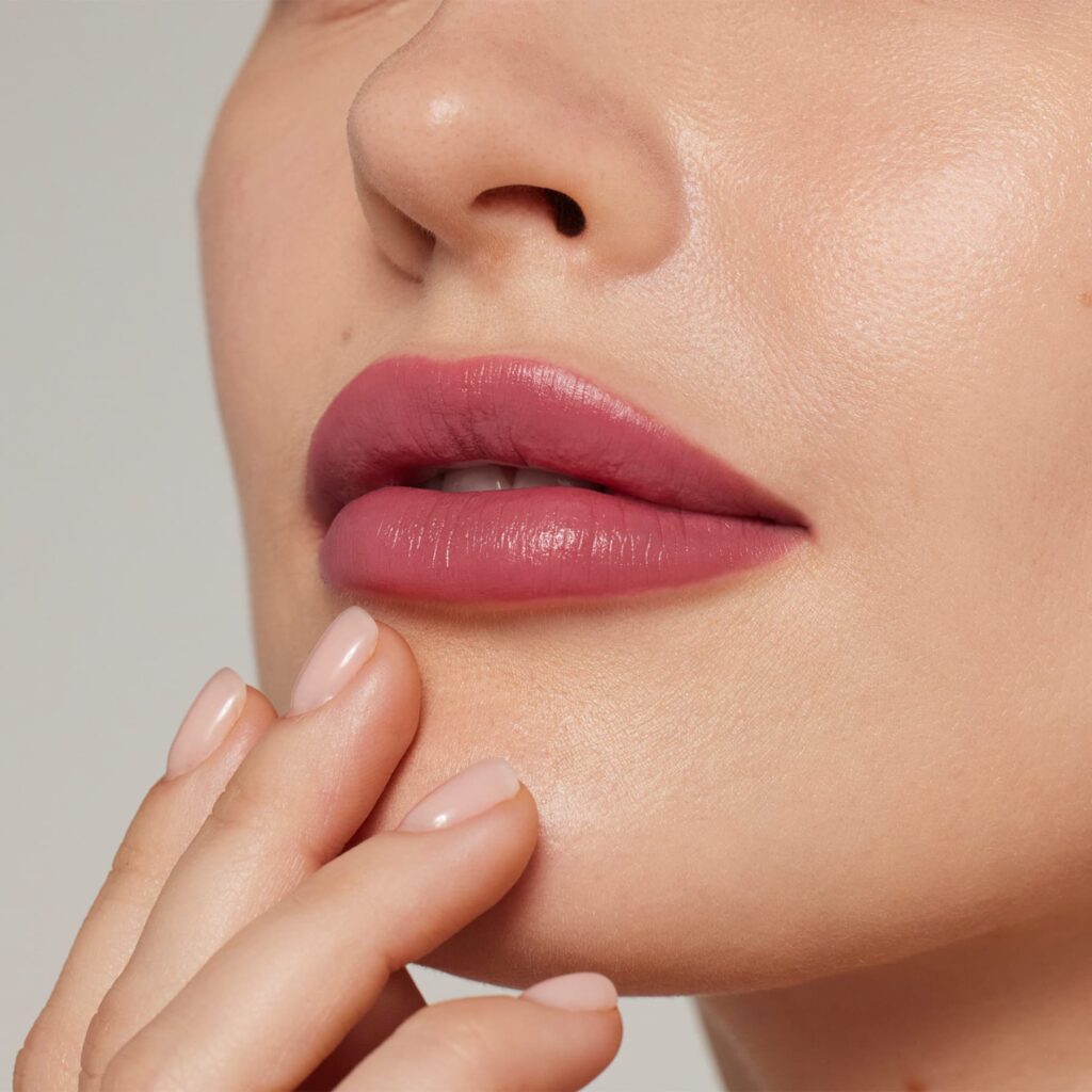 Schöne Lippen mit dem ColorLuxe Lippenstift von janeiredale in der Farbe Magnolia - bei Claresco Cosmetic kaufen