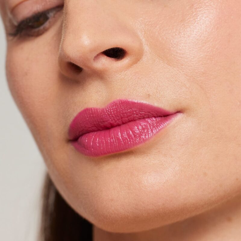 Schöne Lippen mit dem ColorLuxe Lippenstift von janeiredale in der Farbe Peony - bei Claresco Cosmetic kaufen