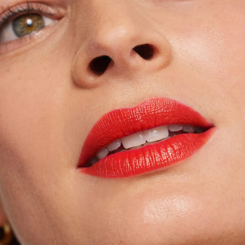 Schöne Lippen mit dem ColorLuxe Lippenstift von janeiredale in der Farbe Poppy - bei Claresco Cosmetic kaufen
