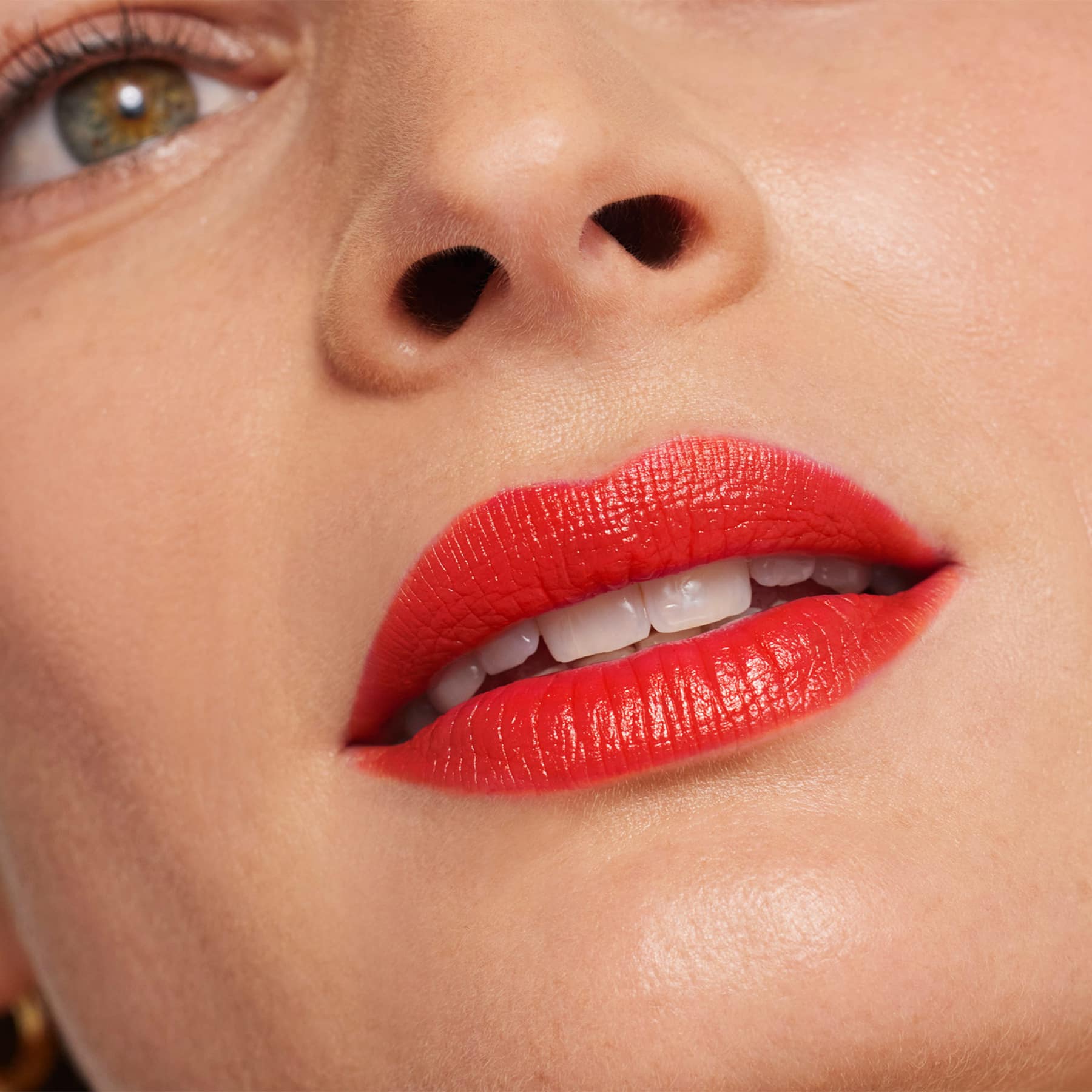Schöne Lippen mit dem ColorLuxe Lippenstift von janeiredale in der Farbe Poppy - bei Claresco Cosmetic kaufen