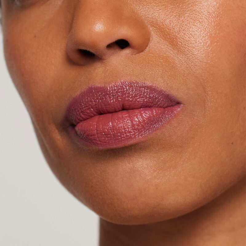 Schöne Lippen in dunklem Hautton, mit dem ColorLuxe Lippenstift von janeiredale in der Farbe Rosebud - bei Claresco Cosmetic kaufen