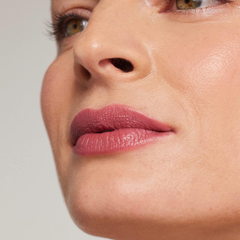 Schöne Lippen mit dem ColorLuxe Lippenstift von janeiredale in der Farbe Rosebud - bei Claresco Cosmetic kaufen