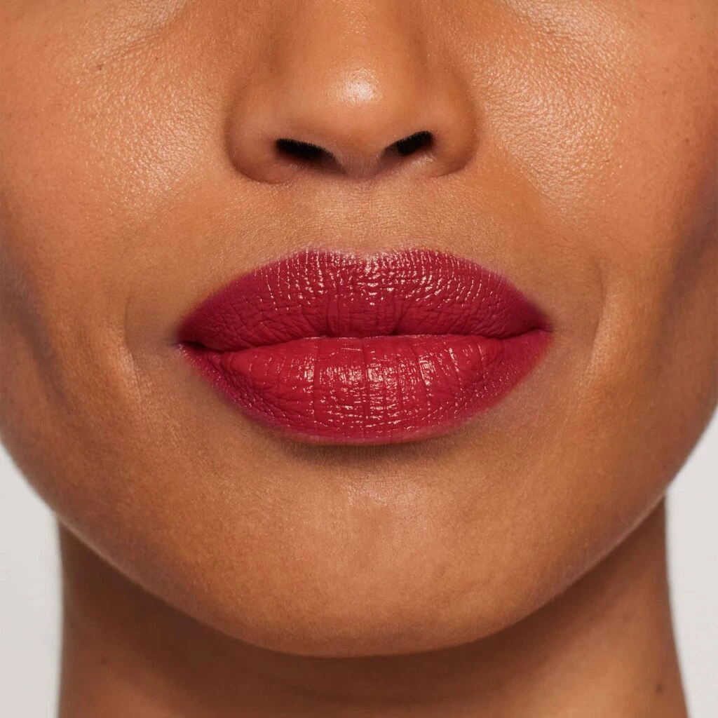 Schöne Lippen, Model mit dunklem Hautton, mit dem ColorLuxe Lippenstift von janeiredale in der Farbe Scarlet- bei Claresco Cosmetic kaufen