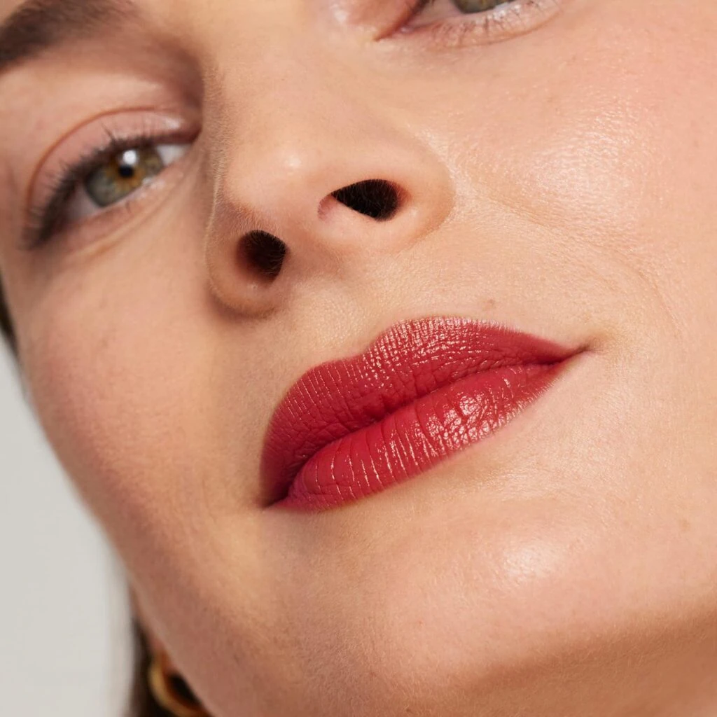 Schöne Lippen mit dem ColorLuxe Lippenstift von janeiredale in der Farbe Scarlet- bei Claresco Cosmetic kaufen