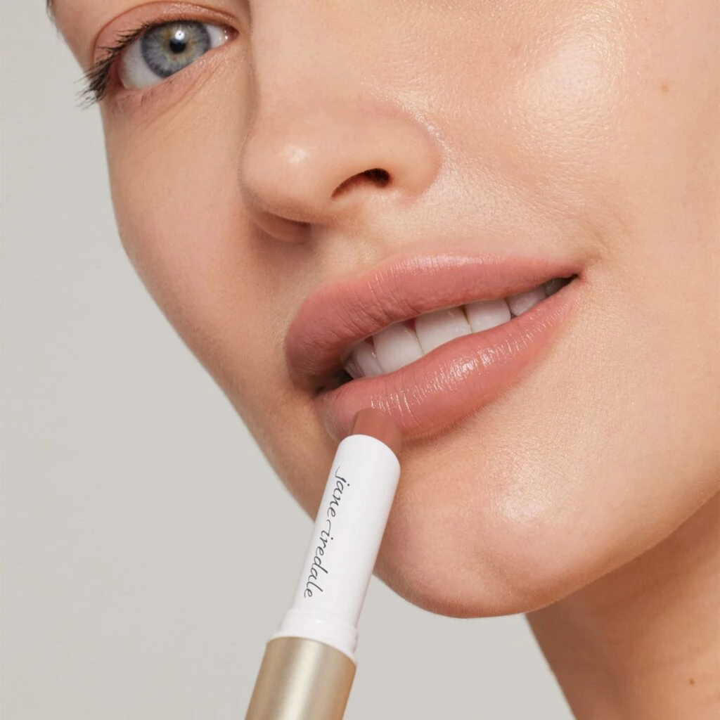 Schöne Lippen mit dem ColorLuxe Lippenstift von janeiredale in der Farbe Toffee- bei Claresco Cosmetic kaufen