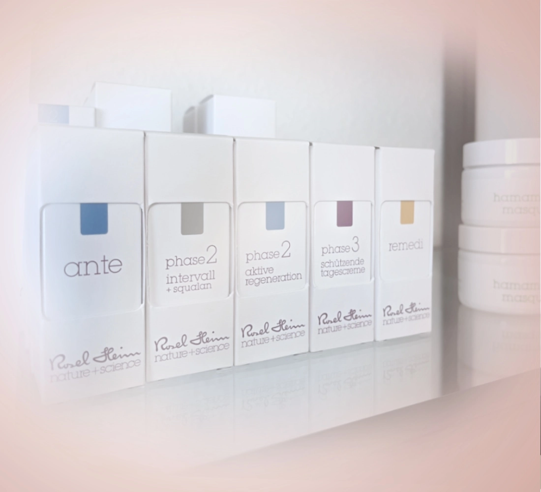 Produkte von Rosel Heim im Regal bei Claresco Cosmetic