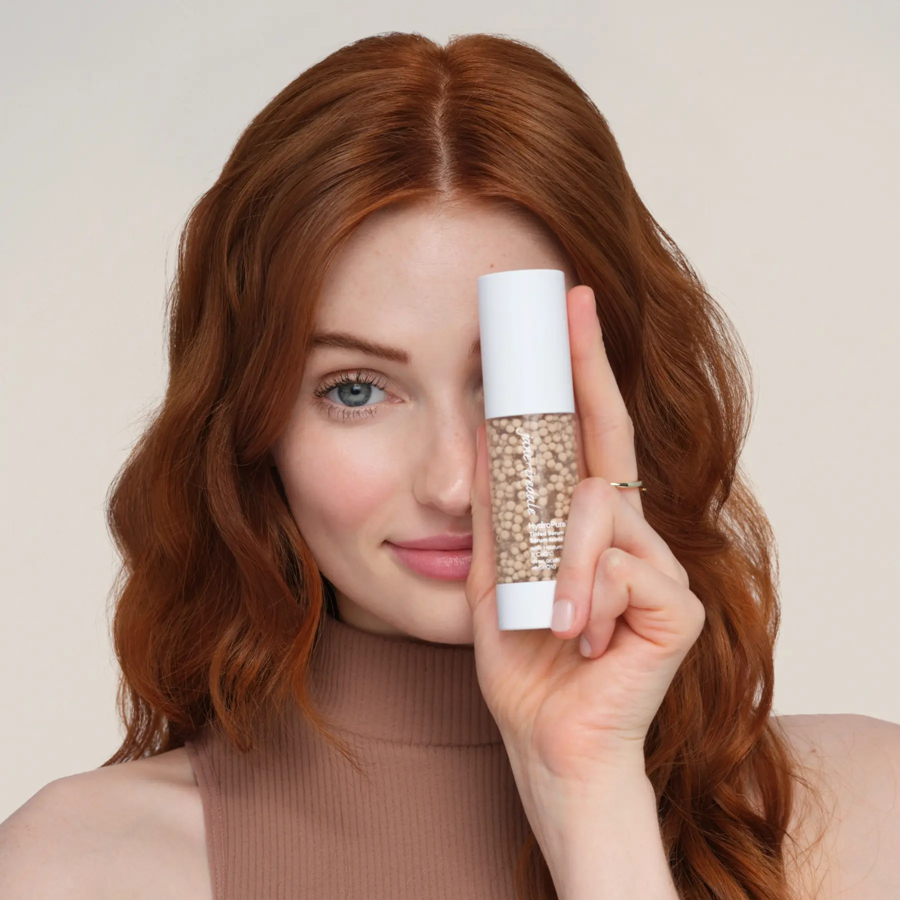 Model hat HydroPure Tinted Serum von Jane Iredale im Farbton 1 im Gesicht aufgetragen - Claresco Cosmetic-Shop