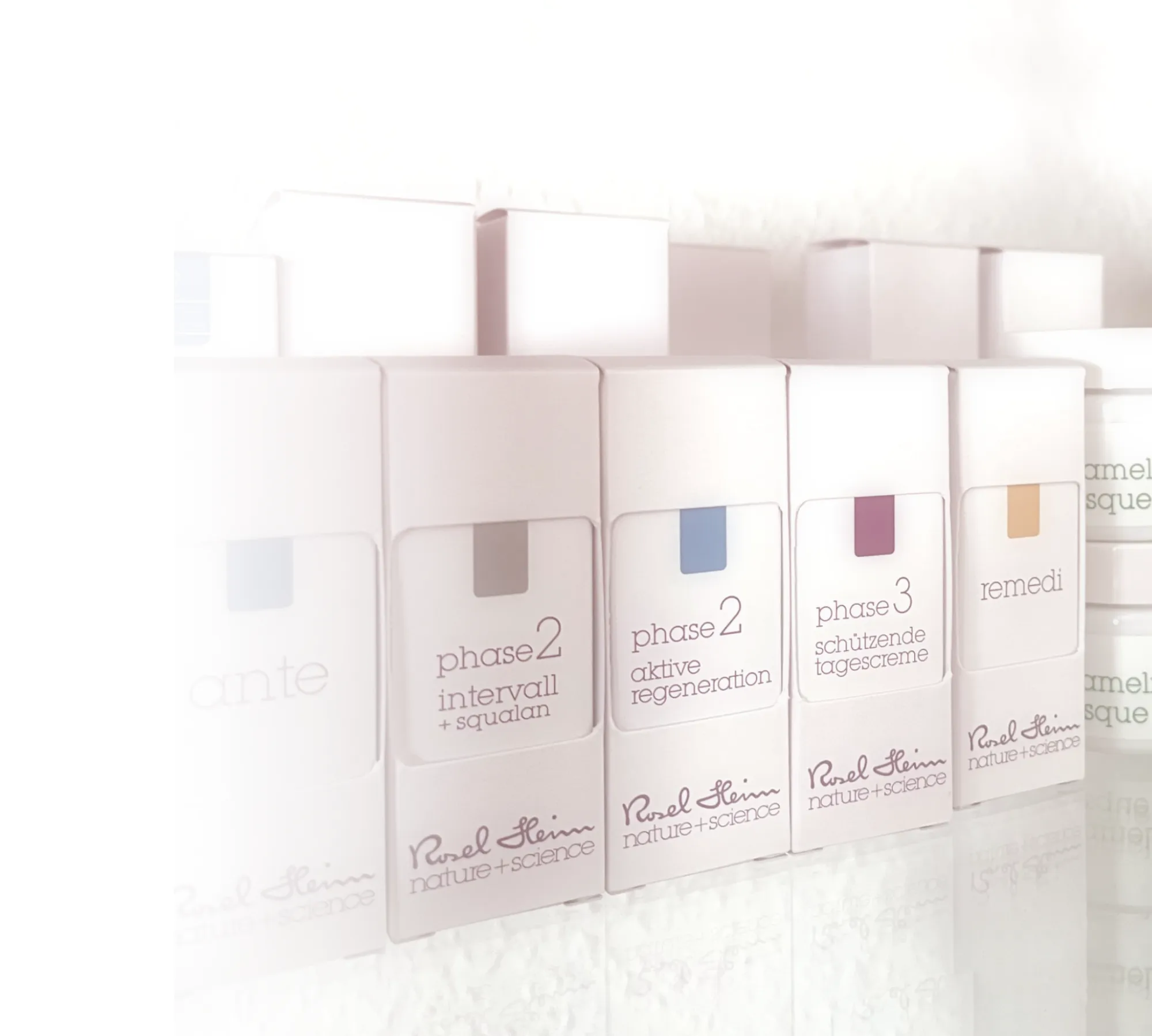 Rosel-Heim-Produkte_bestellen Verschiedene Produkte von Rosel Heim in einem Regal bei Claresco Cosmetic