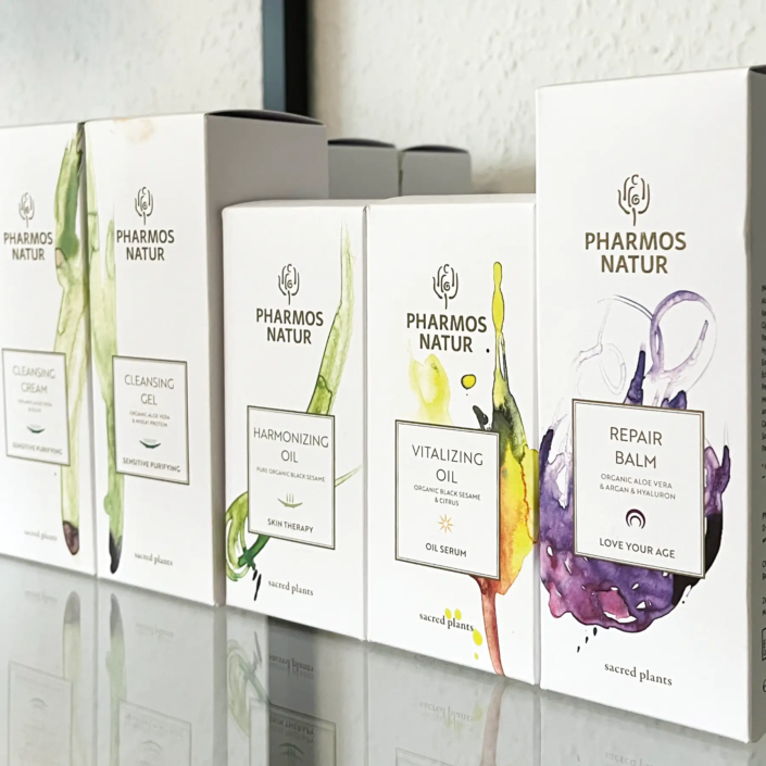 Green Luxury Pharmos Natur Produkte im Regal von Claresco Cosmetic